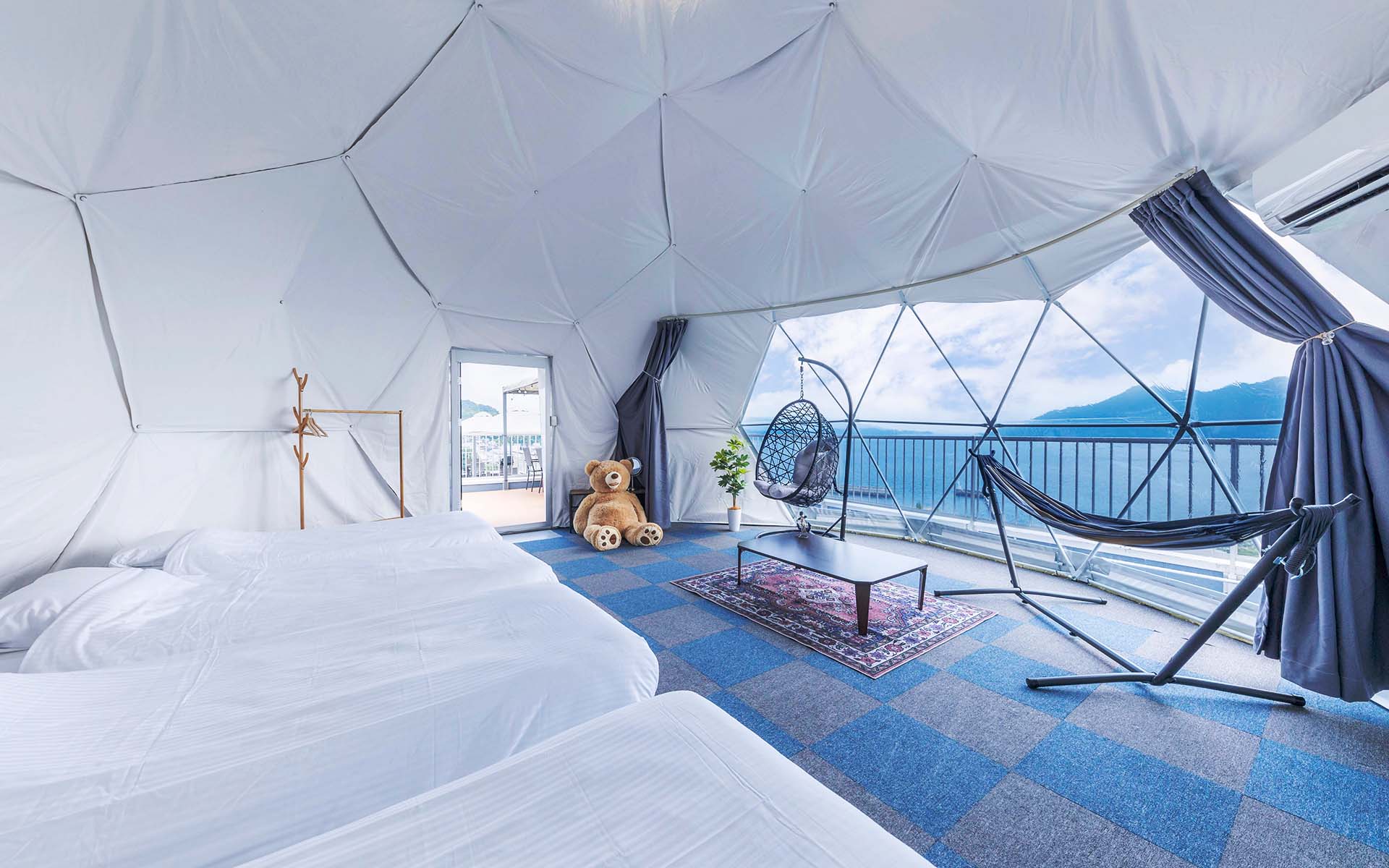 非日常空間を満喫するドーム型テント